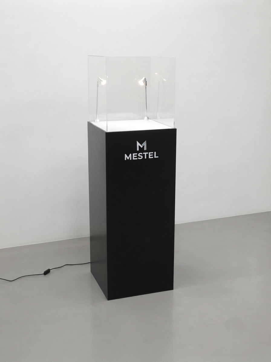 totem da terra laccato nero con teca in plexiglass e faretto led